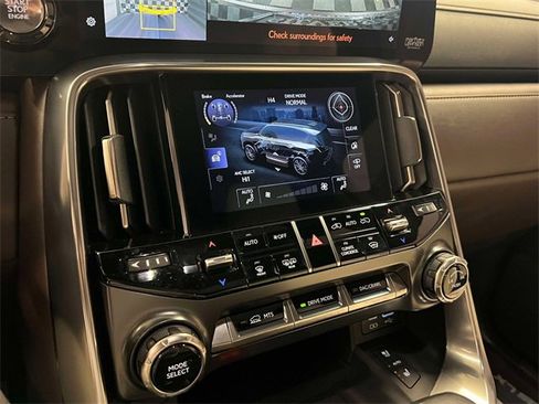 Used 2023 Lexus LX 600 4WD w/ Luxury Package image 31