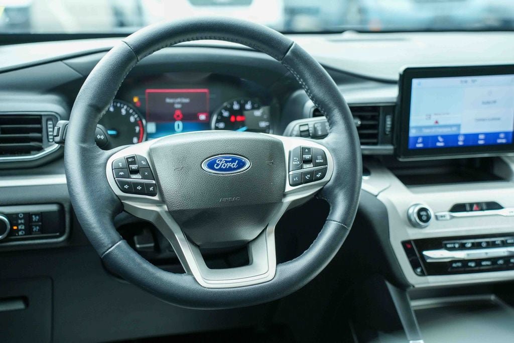 Used 2023 Ford Explorer XLT w/ Equipment Group 202A AWD/4WD image 27