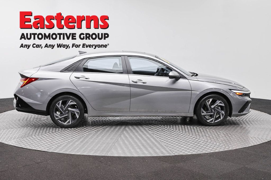 Used 2025 Hyundai Elantra SEL FWD image 6