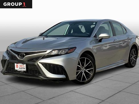 Used 2022 Toyota Camry SE FWD image 1