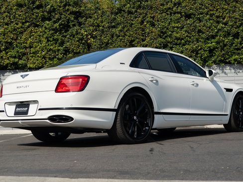 Used 2024 Bentley Flying Spur V8 image 34