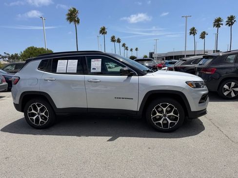 Used 2025 Jeep Compass Limited AWD/4WD image 3
