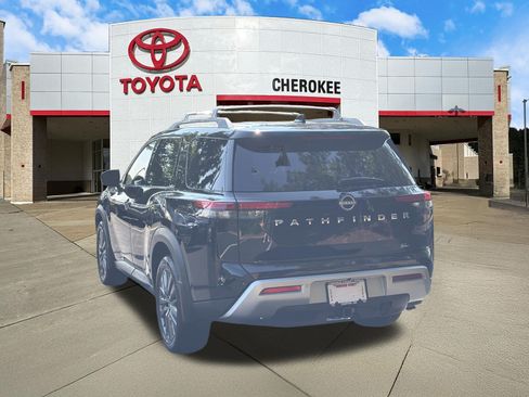 Used 2025 Nissan Pathfinder SL w/ SL Premium Package FWD image 7