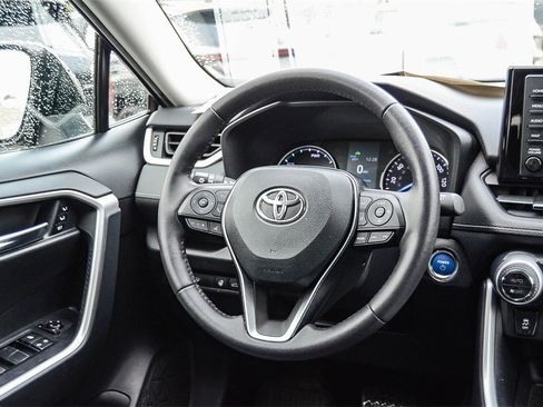 Used 2021 Toyota RAV4 XLE Premium image 16