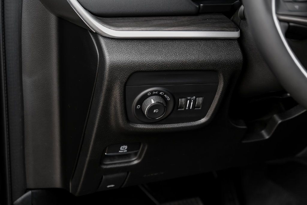 Used 2023 Jeep Grand Cherokee Limited w/ Black Appearance Package AWD/4WD image 36