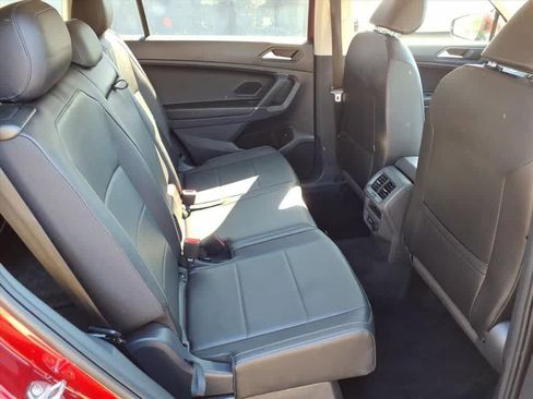 Used 2020 Volkswagen Tiguan SE image 12