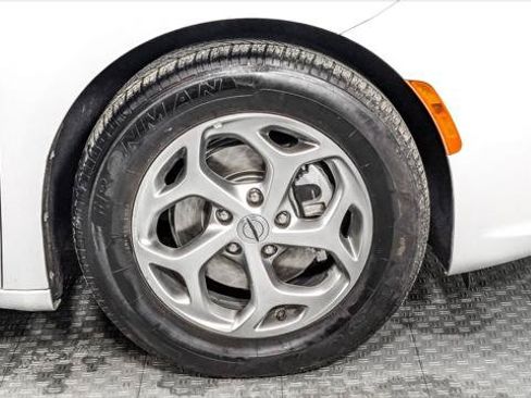Used 2023 Chrysler Pacifica Limited FWD image 35