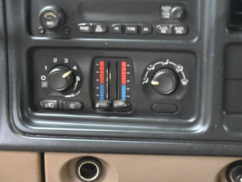 Used 2005 Chevrolet Silverado 2500 W/T w/ Heavy-Duty Power Package AWD/4WD image 19