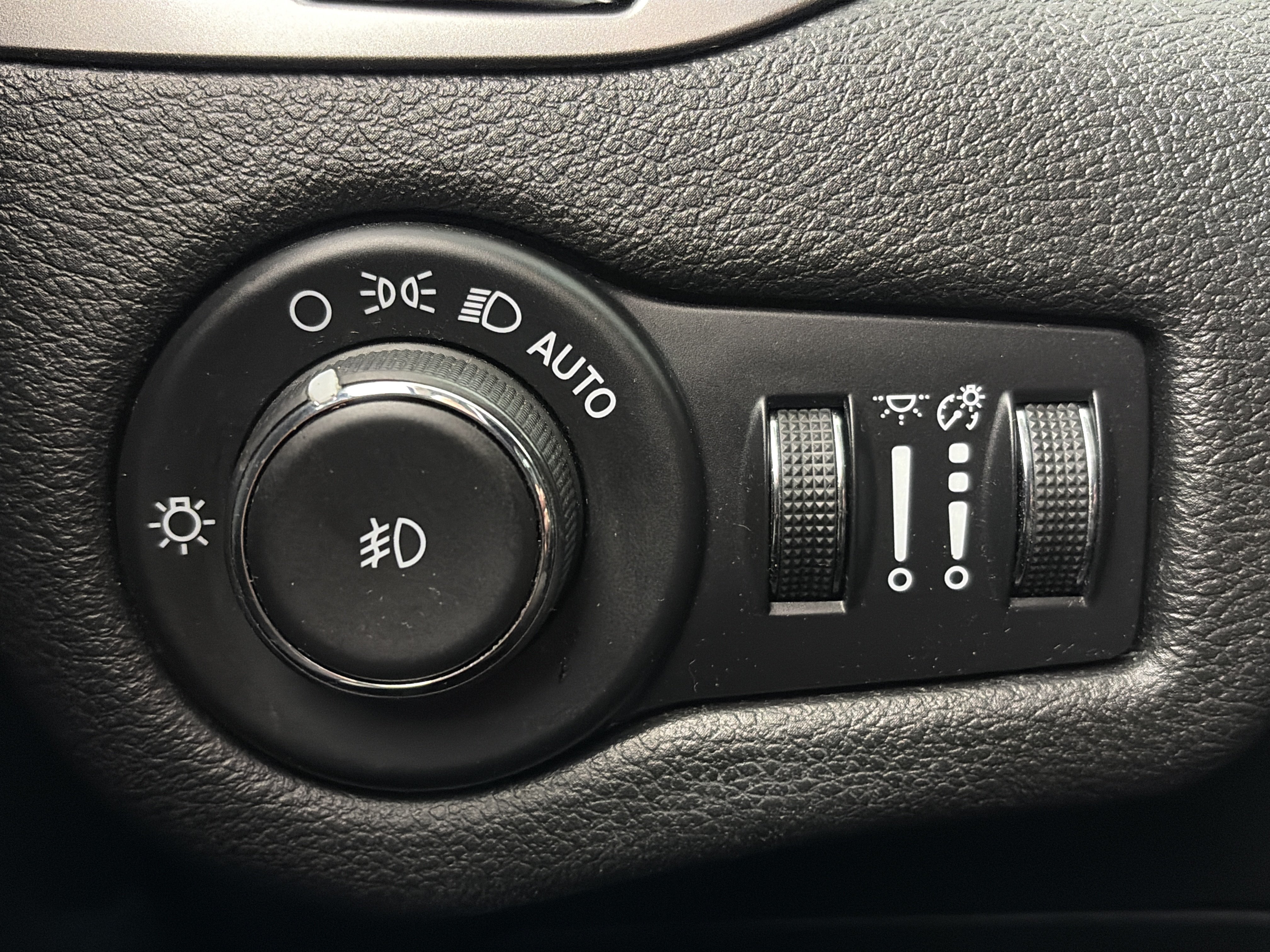 Used 2021 Jeep Cherokee Latitude Lux w/ Sun & Sound Group AWD/4WD image 34