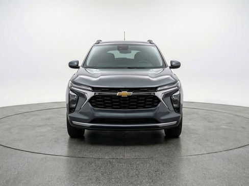Used 2025 Chevrolet Trax LT image 2