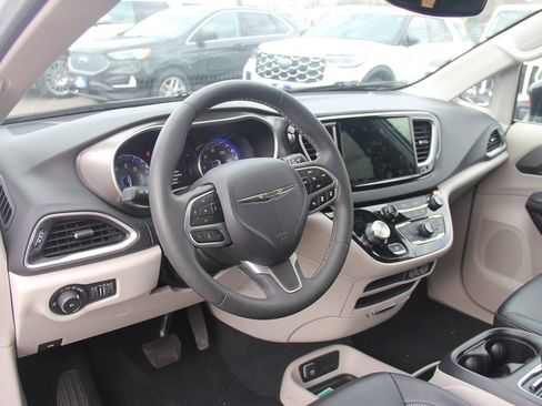 Used 2024 Chrysler Pacifica Touring-L FWD image 33