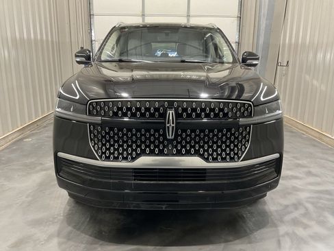 Used 2025 Lincoln Navigator Reserve image 2