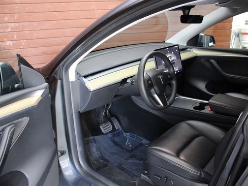 Used 2023 Tesla Model Y Long Range image 19