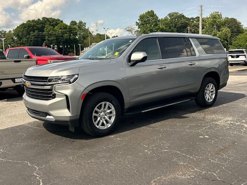 Used 2024 Chevrolet Suburban LT RWD image 4