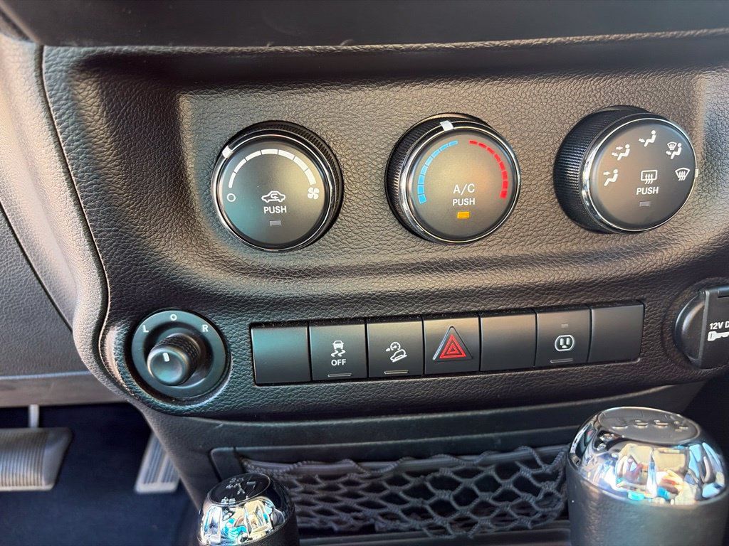 Used 2018 Jeep Wrangler Unlimited Sahara AWD/4WD image 17