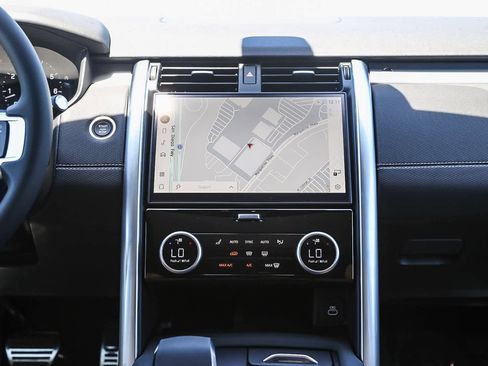 New 2025 Land Rover Discovery Dynamic SE image 13