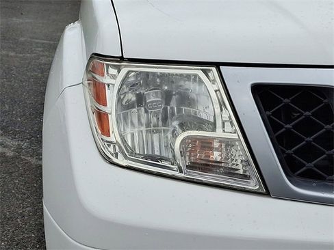 Used 2018 Nissan Frontier PRO-4X image 9