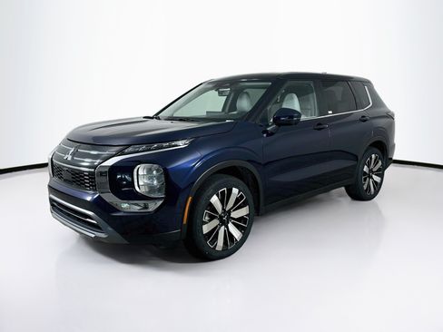 Used 2025 Mitsubishi Outlander SE AWD/4WD image 3