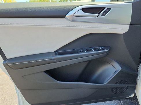 New 2025 Volkswagen Taos SE image 11