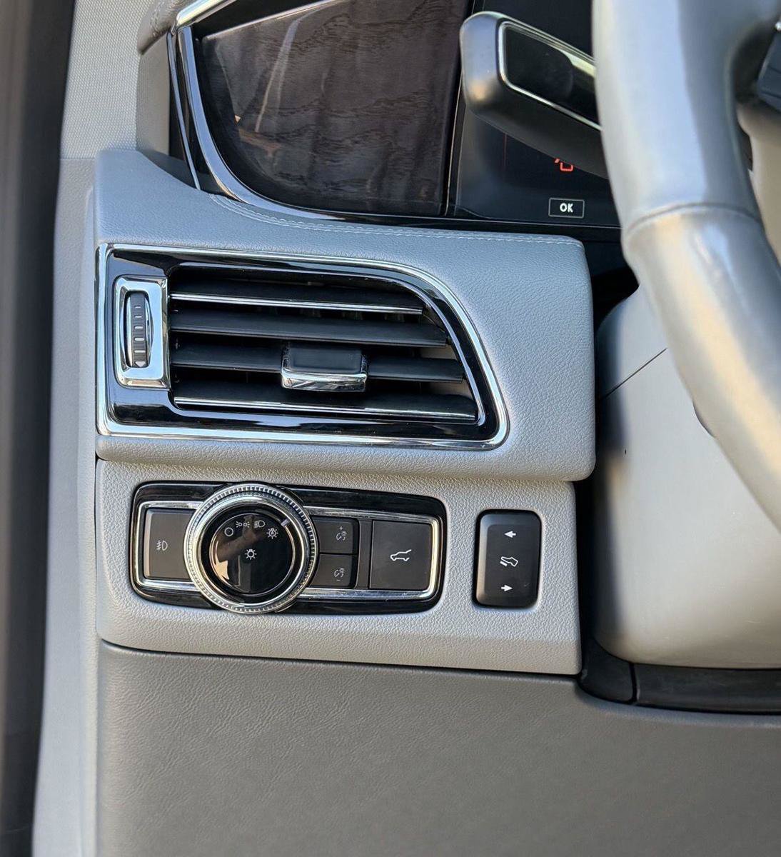Used 2019 Lincoln Navigator L Select w/ Cargo Package AWD/4WD image 5