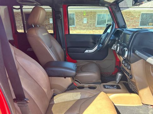 Used 2014 Jeep Wrangler Unlimited Sahara w/ Connectivity Group AWD/4WD image 23