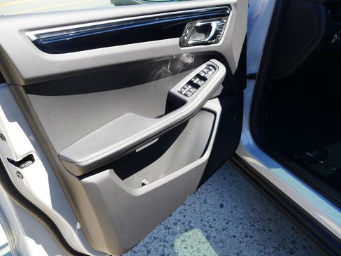 New 2026 Porsche Macan AWD/4WD image 4