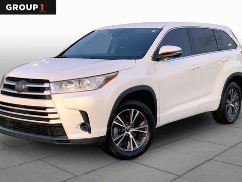 Used 2017 Toyota Highlander LE FWD image 1