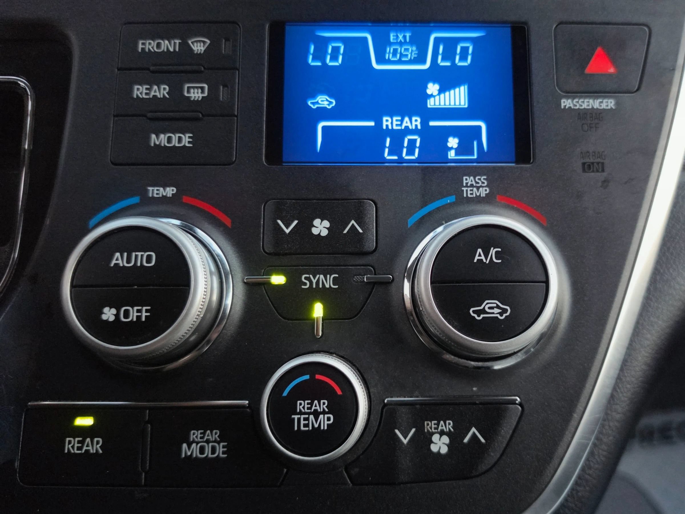 Used 2018 Toyota Sienna SE FWD image 25