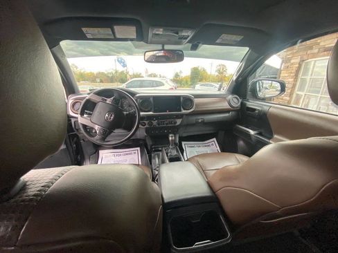 Used 2016 Toyota Tacoma Limited image 13