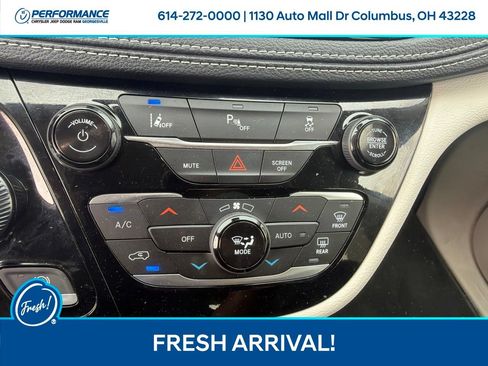 Used 2024 Chrysler Pacifica Limited FWD image 23