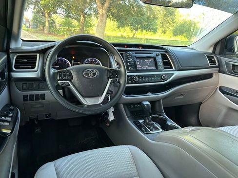 Used 2019 Toyota Highlander LE FWD image 13