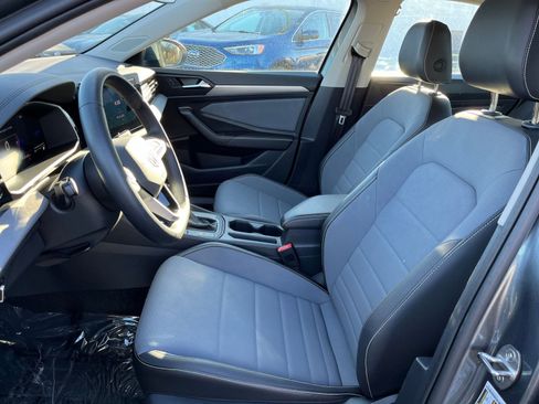 Used 2025 Volkswagen Jetta SE image 36
