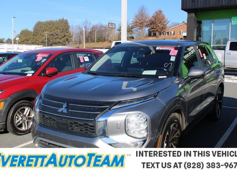 Used 2022 Mitsubishi Outlander SE image 1