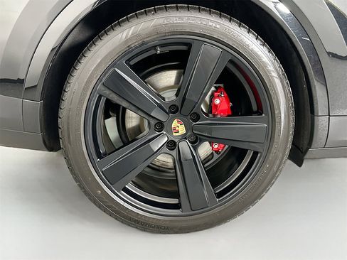 Certified 2025 Porsche Cayenne S image 13