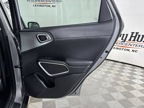 Used 2025 Kia Soul LX w/ LX Technology Package FWD image 25