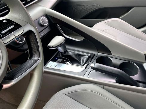 Used 2024 Hyundai Elantra SE image 16