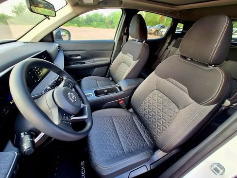 Used 2026 Nissan Kicks SV w/ SV Premium Package FWD image 9