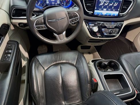 Used 2022 Chrysler Pacifica Touring-L image 25