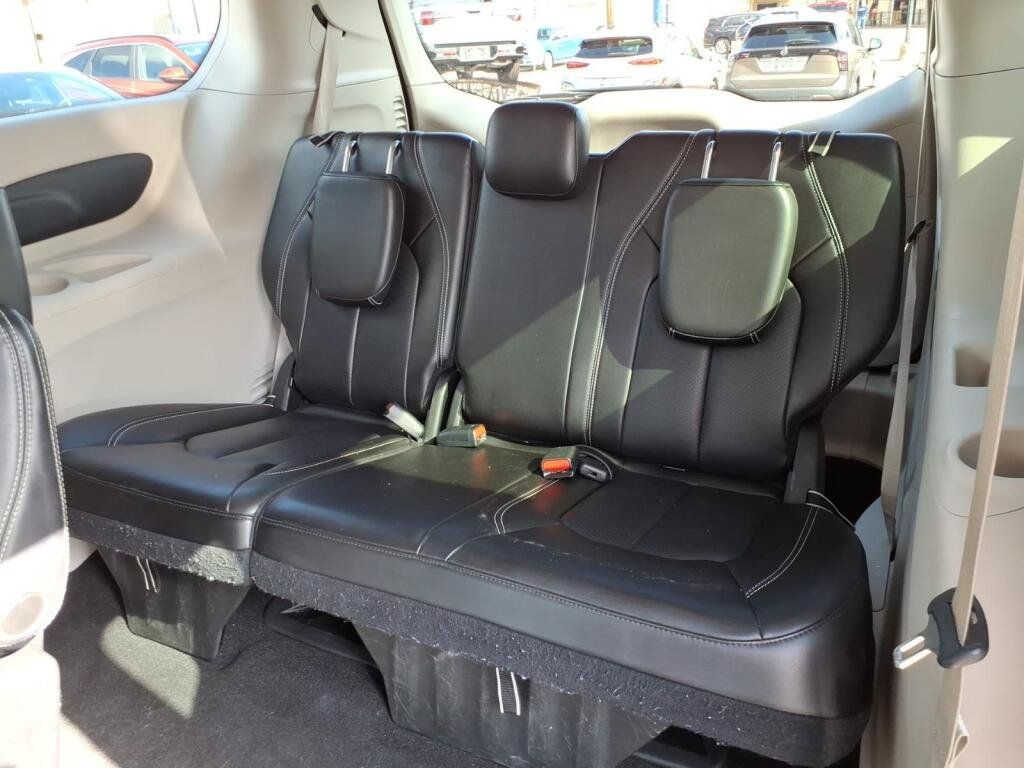 Used 2023 Chrysler Pacifica Touring-L FWD image 10