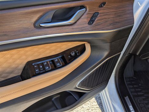 Used 2025 Jeep Grand Cherokee Summit w/ Obsidian Package image 19