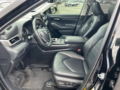 Used 2023 Toyota Highlander XLE FWD image 23