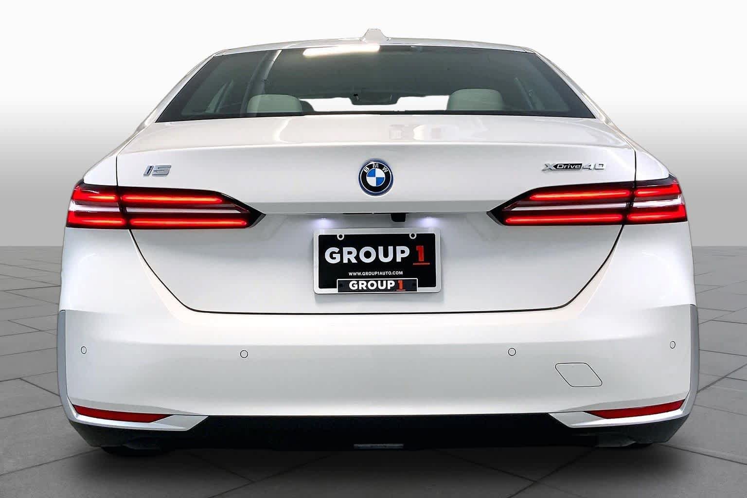 Used 2025 BMW i5 xDrive40 w/ Premium Package AWD/4WD image 4