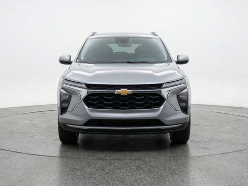 Used 2025 Chevrolet Trax LT w/ LT Convenience Package image 2