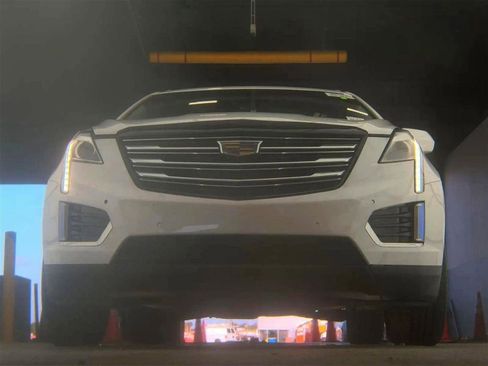 Used 2017 Cadillac XT5 Luxury FWD image 3
