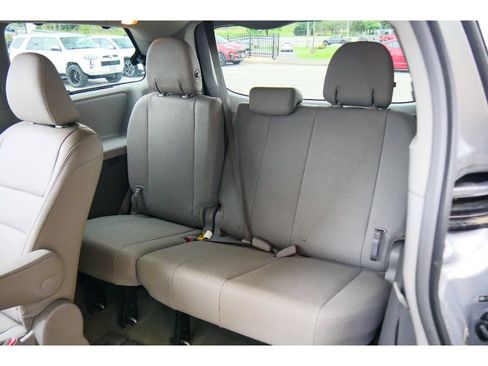 Used 2015 Toyota Sienna XLE Premium FWD image 18