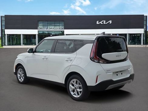 Certified 2025 Kia Soul LX w/ LX Technology Package FWD image 3