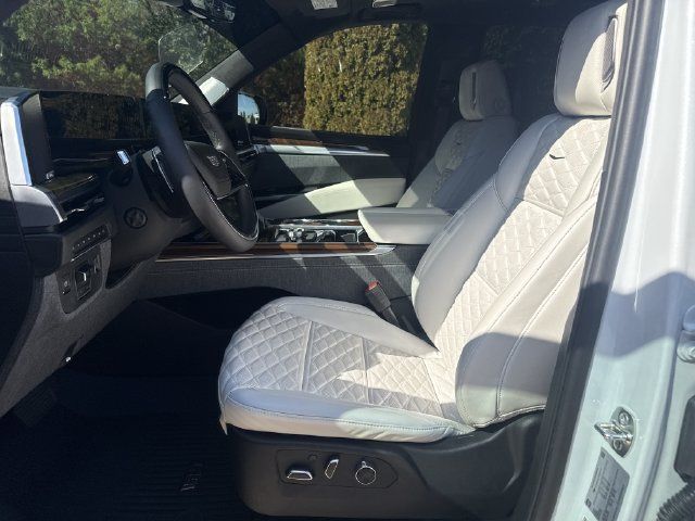 Used 2026 Cadillac Escalade Platinum Sport w/ LPO, Floor Liner Package AWD/4WD image 9