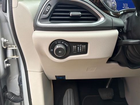 Used 2024 Chrysler Pacifica Limited FWD image 14