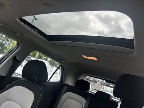 Certified 2025 Hyundai Venue SEL FWD image 33