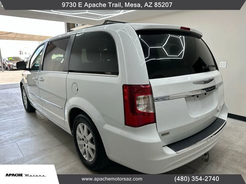 Used 2014 Chrysler Town & Country Touring image 9